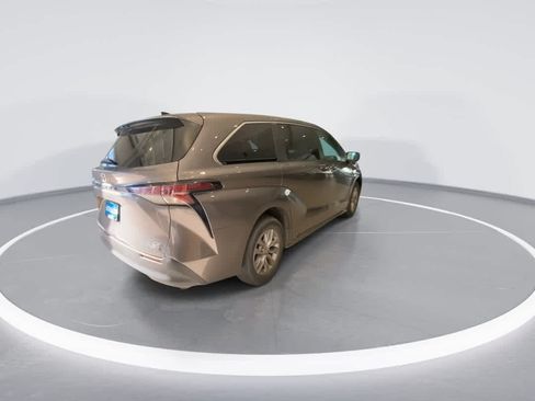Certified 2024 Toyota Sienna LE FWD image 8