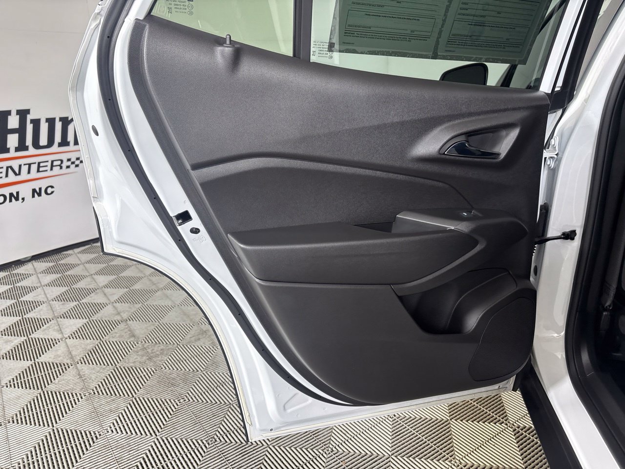 Used 2025 Chevrolet Trax LS w/ LS Convenience Package FWD image 22