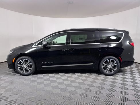 New 2026 Chrysler Pacifica Pinnacle image 3