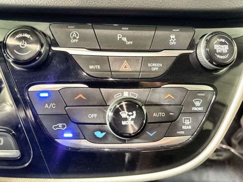 Used 2018 Chrysler Pacifica Touring Plus w/ Tire & Wheel Group image 21