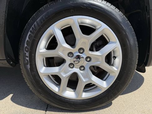 Used 2018 Jeep Renegade Latitude AWD/4WD image 10