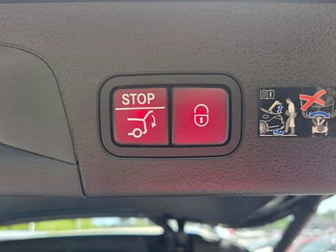 Used 2025 Mercedes-Benz GLS 450 4MATIC image 36