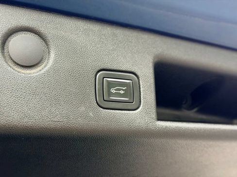 Used 2020 Chevrolet Equinox Premier FWD image 28