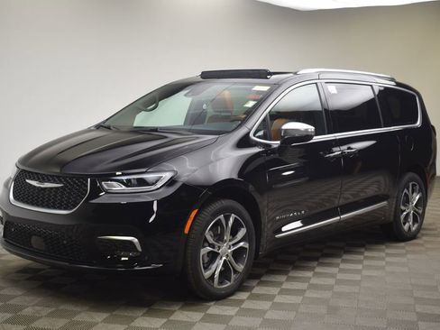 New 2026 Chrysler Pacifica Pinnacle w/ Trailer Tow Group AWD/4WD image 16