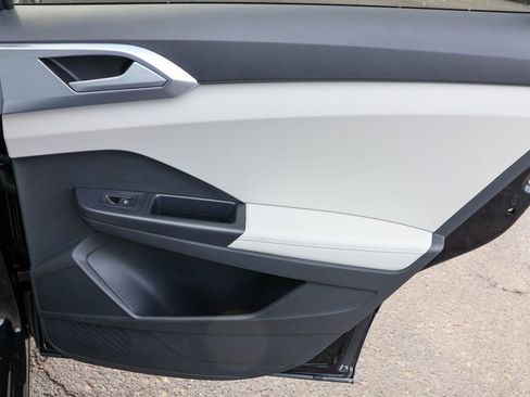 Certified 2025 Volkswagen Taos SE image 32