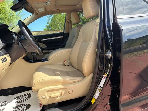 Used 2019 Toyota Highlander XLE AWD/4WD image 11