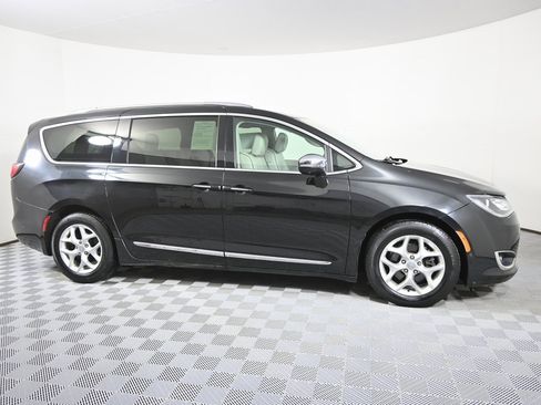 Used 2020 Chrysler Pacifica Limited w/ Advanced Safetytec Group image 8