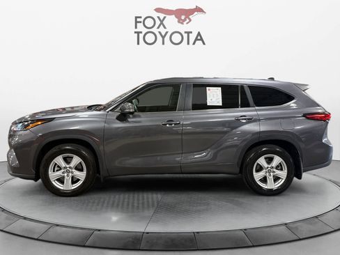 Used 2023 Toyota Highlander LE AWD/4WD image 3