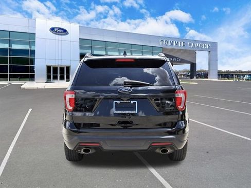 Used 2018 Ford Explorer XLT FWD image 3