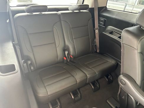 Used 2023 GMC Acadia SLT w/ Technology Package FWD image 38