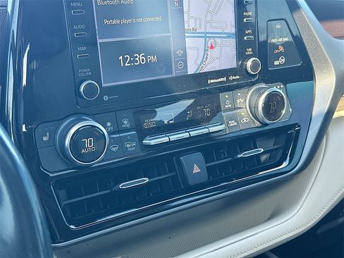 Used 2020 Toyota Highlander XLE image 14