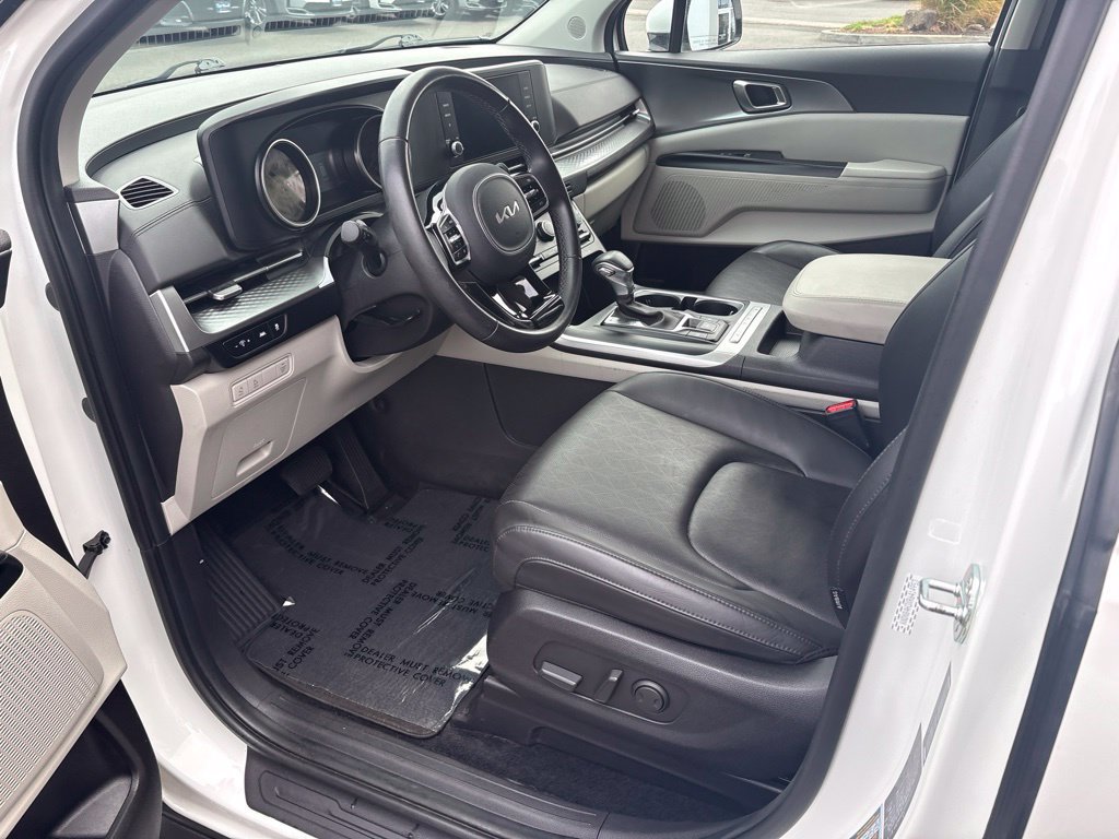 Used 2024 Kia Carnival LX FWD image 14