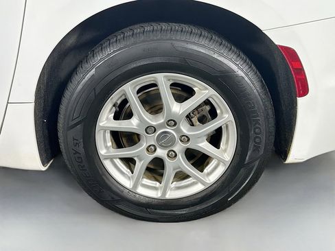 Used 2020 Chrysler Pacifica Touring w/ Advanced Safetytec Group image 32