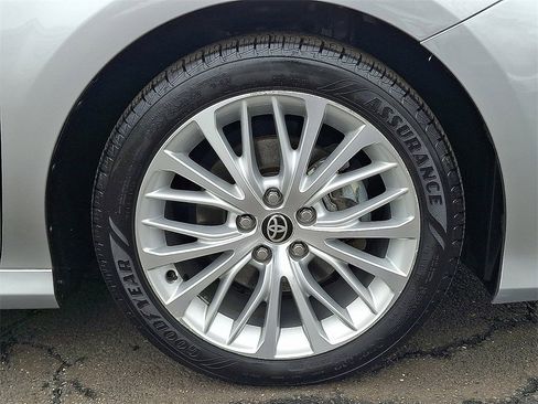 Used 2020 Toyota Camry XLE w/ Sunroof Package image 32