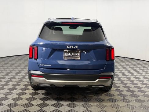 Used 2024 Kia Sorento EX w/ Panoramic Sunroof Package FWD image 7