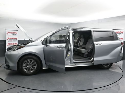 Used 2021 Toyota Sienna XLE w/ XLE Plus Package AWD/4WD image 42
