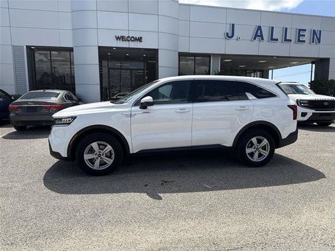 Used 2023 Kia Sorento LX AWD/4WD image 2