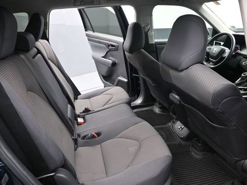 Used 2024 Toyota Highlander LE image 32