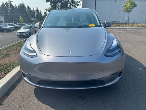 Used 2025 Tesla Model Y Long Range AWD/4WD image 2