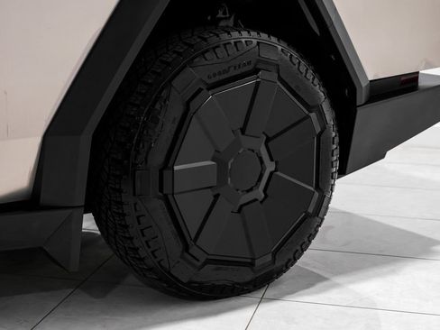 Used 2024 Tesla Cybertruck AWD Crew Cab image 54