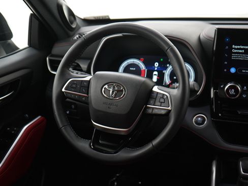Used 2025 Toyota Highlander XSE AWD/4WD image 17