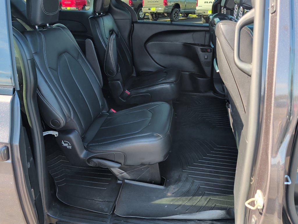 Used 2022 Chrysler Pacifica Touring-L w/ Uconnect Theater Family Group AWD/4WD image 39