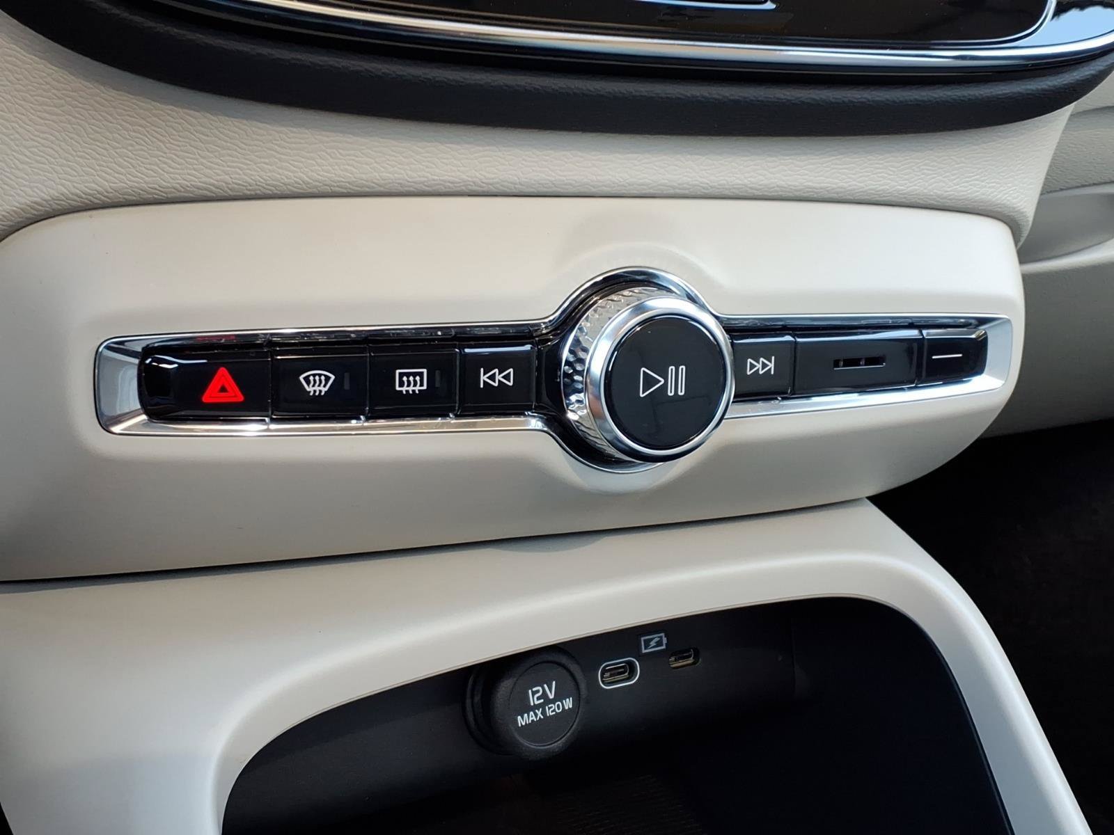 Certified 2025 Volvo XC40 B5 Plus AWD/4WD image 25