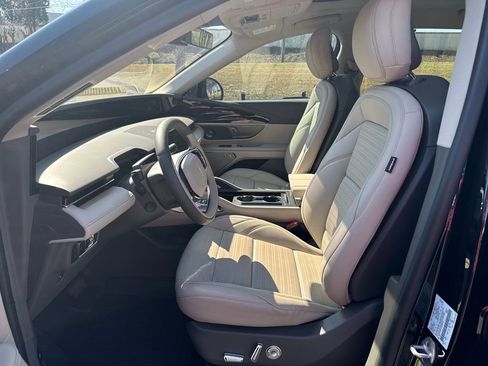 Used 2025 Lincoln Nautilus Reserve image 25