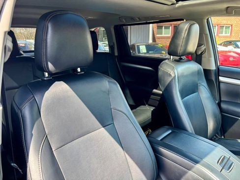 Used 2018 Toyota Highlander XLE image 18
