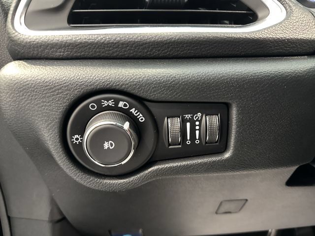 Used 2026 Chrysler Pacifica Limited FWD image 11