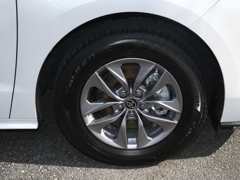 Used 2025 Toyota Sienna XLE w/ XLE Plus Package image 22