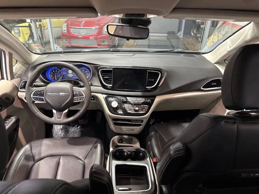 Used 2024 Chrysler Pacifica Touring-L FWD image 12