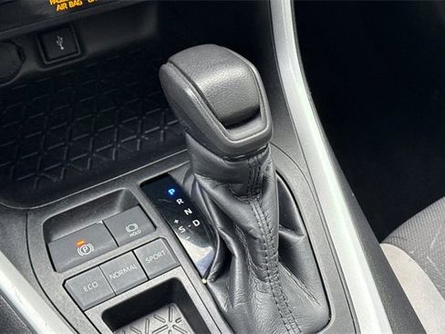 Used 2020 Toyota RAV4 XLE image 27