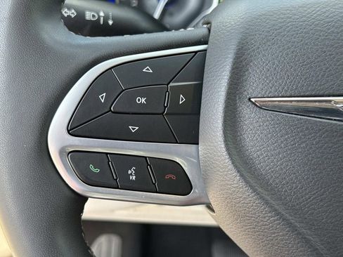 Used 2024 Chrysler Pacifica Touring-L image 42