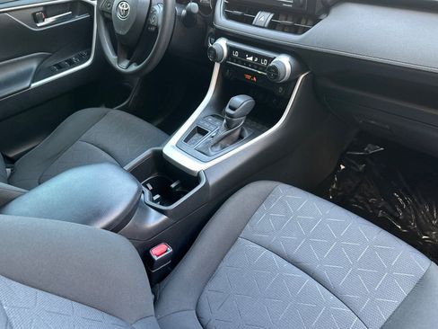 Used 2022 Toyota RAV4 XLE w/ Convenience Package FWD image 17