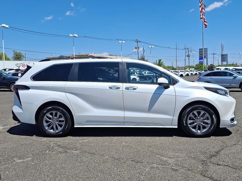 Used 2023 Toyota Sienna XLE AWD/4WD image 8