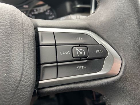 Used 2024 Jeep Compass Latitude AWD/4WD image 16