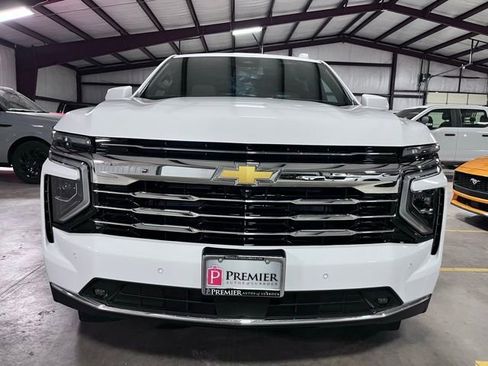 Used 2026 Chevrolet Suburban LT w/ Comfort Package RWD image 8
