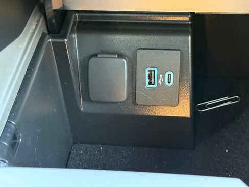 Used 2022 Ford Explorer XLT w/ Equipment Group 202A AWD/4WD image 27