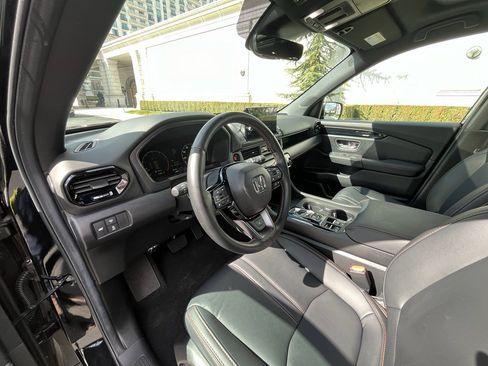 Used 2025 Honda Pilot TrailSport image 16