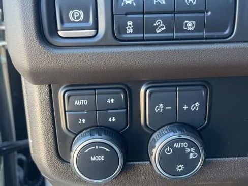 Used 2024 Chevrolet Suburban Z71 w/ Luxury Package image 14