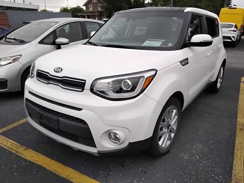 Used 2019 Kia Soul + w/ Primo Package FWD image 2