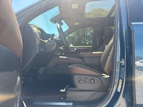 Used 2025 Chevrolet Tahoe High Country AWD/4WD image 15