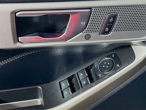 Used 2023 Ford Explorer Limited image 17