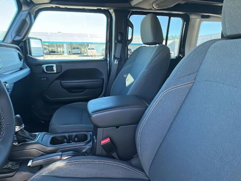 Used 2025 Jeep Wrangler Sport S image 12