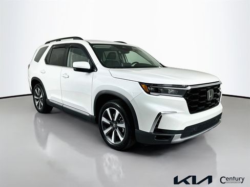 Used 2023 Honda Pilot Touring image 3