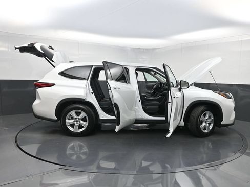 Used 2023 Toyota Highlander LE FWD image 36