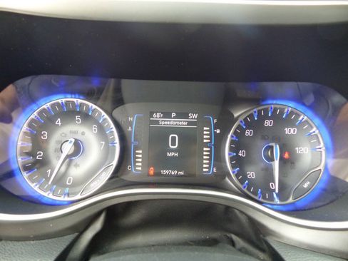 Used 2020 Chrysler Pacifica Touring-L w/ Tire & Wheel Group FWD image 26