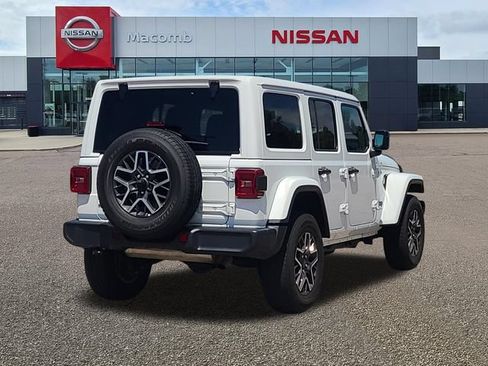 Used 2025 Jeep Wrangler Unlimited Sahara AWD/4WD image 7