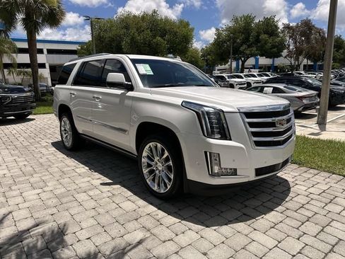 Used 2018 Cadillac Escalade Premium Luxury RWD image 16